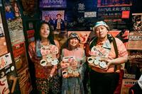 　募金箱を手にする「みみみ食堂」の（左から）後藤タカヒロさん、社長みーちゃんさん、こんそめぱんち☆木村さん