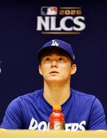 　ブルワーズとのナ・リーグ優勝決定シリーズ第2戦での先発登板に備えて記者会見するドジャース・山本＝ミルウォーキー（共同）