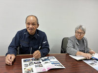 日帰りバスツアーの「ひまわり号」への参加を呼びかける太田さん（左）ら＝長野市