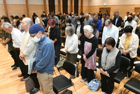 「10・13を伝えていく集い」で黙とうする豊野地区の住民ら