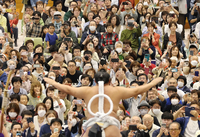 横綱豊昇龍関（手前）の土俵入りで一斉にスマートフォンやカメラを向ける観客たち