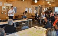 阿部知事が中山間地域の課題を住民から聞いた「暮らしの安心対話」＝13日、木祖村