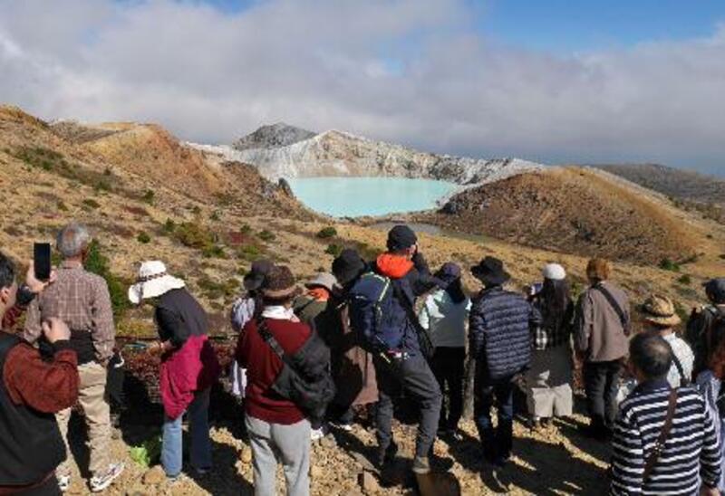 茶湯釜 草津白根山の湯釜観光にぎわう 立ち入り規制8年ぶり解除｜信濃毎日新聞