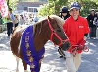 小諸市動物園をパトロールする「すみれ」
