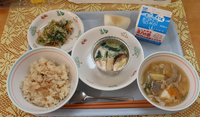 まつたけご飯（左下）やマツタケの茶碗蒸し（中央）の給食