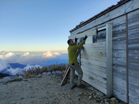 冬に備えた山小屋の雪囲い作業