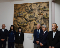 作品を除幕した屋代高の美術班、同窓会の関係者ら