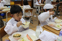 栗ご飯を頰張る児童たち