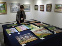 展示準備が進む飛矢崎さんの回顧展の会場