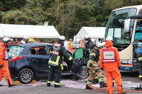 バスと正面衝突した逆走車の車内から人を救出する訓練をする消防隊員ら