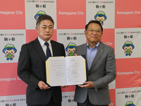 署名した協定書を手にする伊藤市長（右）と江本組合長