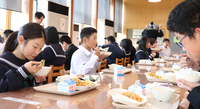 レタスが入ったかき玉汁を味わう生徒たち