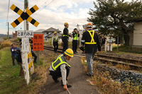 事故があった踏切を調査する国交省の鉄道事故調査官ら＝5日、大町市大町の花見踏切