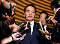 　高市首相に辞表を提出し、記者団の取材に応じる簗農相＝14日午後、首相官邸
