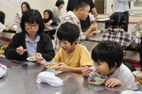 完成した「焼き飯」を試食する児童と保護者