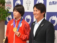 金メダルを手に、丸山村長（右）と記念撮影する永原さん
