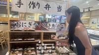 　ホーチミンで営業する日系の百貨店で、弁当やおにぎりを品定めする客＝10月3日
