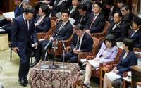 　衆院予算委で答弁に臨む簗農相（左）。右端は高市首相＝13日午後