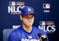 　記者会見するドジャース・大谷＝13日、ロサンゼルス（共同）