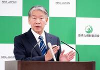　記者会見する原子力規制委員会の山中伸介委員長＝14日午後、東京都港区