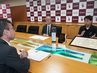 水道水で醸造した大吟醸酒について説明する（右から）吉沢さんと後藤社長