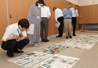 作品を見る審査員たち＝14日、長野市南県町