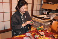 獅子舞フェスに合わせて毎年新調する水引の髪飾りを手にする舞子さん