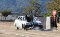 車と自転車が衝突する事故を再現するスタントマン