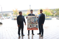 当日会場となるJR佐久平駅前で来場を呼びかける宮森さん（中央）ら