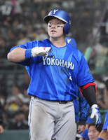 8回、決勝ソロを放ちベンチ前でポーズをとるDeNA・牧＝甲子園
