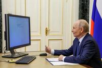 　9月18日、クレムリンの執務室からオンラインでロシア下院選の電子投票をするプーチン大統領（ロシア大統領府提供・タス＝共同）