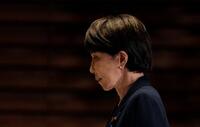 　簗農相の辞表提出を受けた記者団からの取材を終え、首相官邸を出る高市首相＝14日午後