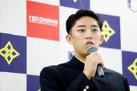 　記者会見で米球界を志望していることを表明する横浜高の織田翔希投手＝15日午前、横浜市