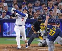 　ブルワーズ戦の8回、中前打を放つドジャース・大谷＝ロサンゼルス（共同）