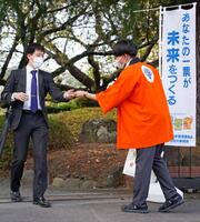 　福島県知事選の投票を呼びかける県選挙管理委の職員（右）＝14日午前、福島市