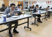 2026年産米を味わう審査委員たち