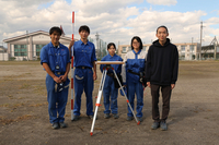 日本学校農業クラブ全国大会に出場する平板測量のチーム（左の4人）と意見発表の羽賀さん（右）