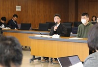 請願の提出理由を松本市議に説明する梓川高校の生徒（中央）＝3月9日、松本市