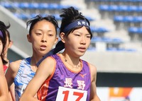 陸上少年女子A3000メートル決勝　自己ベストを更新し、2位に入った川上南海（中央）