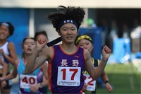 少年女子B1500メートル決勝　自己新記録で優勝を飾った原梨珠（中央）