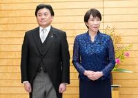 　簗氏の後任に決まった武部農相。右は高市首相＝15日午後、首相官邸