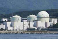 　北海道電力泊原発。左から1号機、2号機、3号機＝7月、北海道泊村