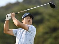 　第2日、通算11アンダーで暫定首位の細野勇策＝タラオCC
