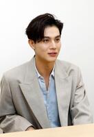　経歴の異なる出演者が集まり「俳優しかやってこなかった自分と、現場で何を感じるかが違った。気づきがあり、刺激的でした」と話す中川大志
