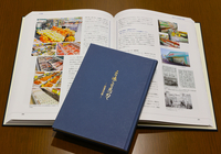 「より遠くを見つめて」（手前）と「綿半グループ四二〇年史」