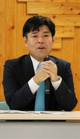 県議選立候補を正式表明する花岡明久氏