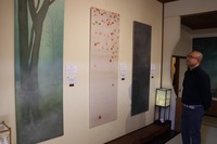 箔アートの作品を前にする北岡隆洞さん