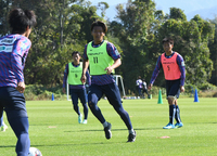 松本山雅との直接対決に向け練習するAC長野の選手たち