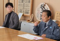 受賞した提案について話す林さん（右）と三嶋さん