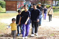 公園を歩く参加者たち